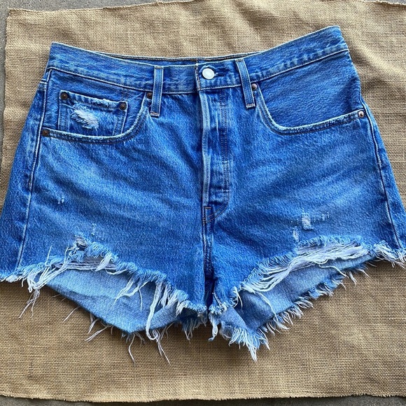 Levis Jeans Denim Button Fly Cut off Distressed Size 30 501 Shorts - Picture 1 of 8